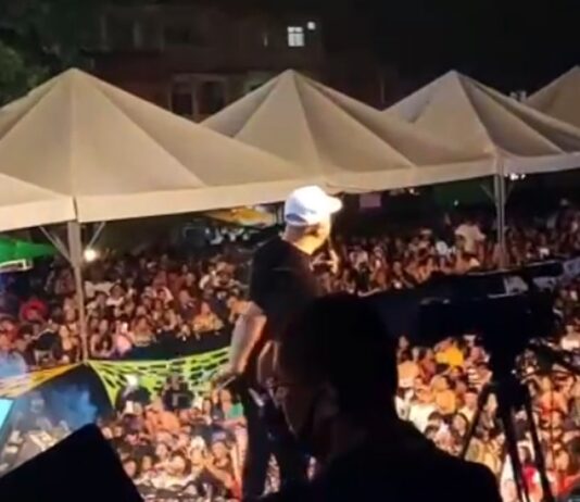Belo é preso após show que reuniu multidão no Complexo da Maré durante pandemia