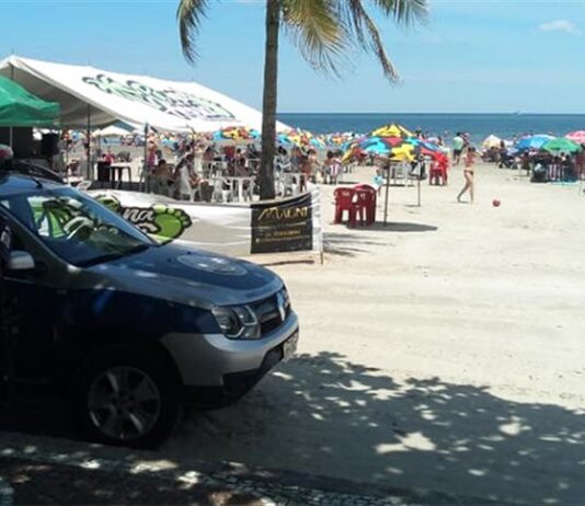 Barraca de praia promove evento com aglomeração e é intimada em Santos