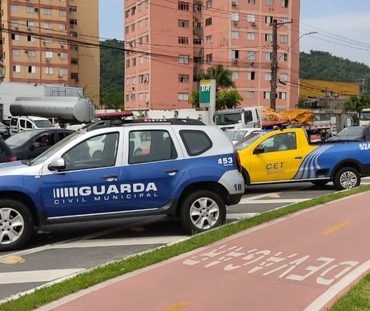 Cidades da Baixada Santista montam barreiras para impedir entrada de turistas no Carnaval