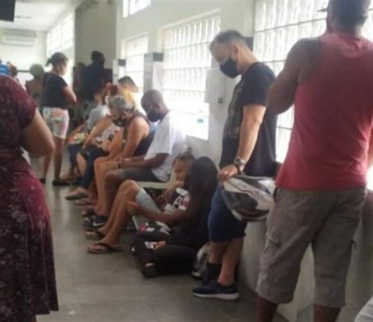 Pacientes são obrigados a esperar mais de cinco horas por atendimento em hospital de Praia Grande