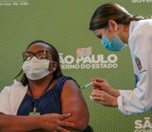 Mônica Calazans, primeira vacinada contra Covid-19, recebe segunda dose e pede respeito