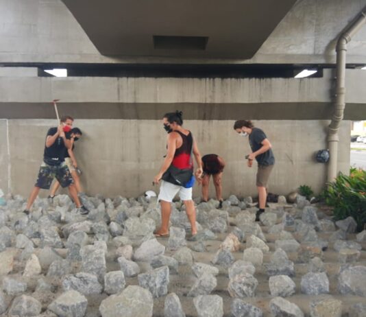 Manifestantes são liberados após prisão em protesto contra pedras sob viaduto em Santos