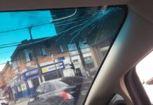 Bandidos trincam para-brisa de carro em movimento durante tentativa de assalto em Cubatão