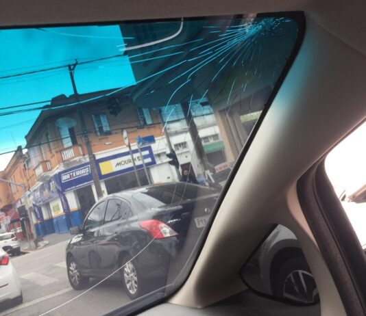 Bandidos trincam para-brisa de carro em movimento durante tentativa de assalto em Cubatão