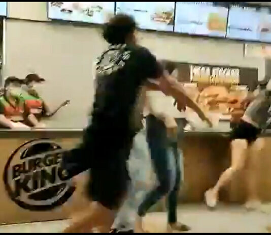 Confusão em loja do Burguer King deixa funcionários e clientes feridos; veja vídeos