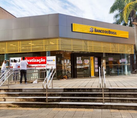 Greve: Trabalhadores do BB param por 24 horas contra redução de salários e fechamento de agências