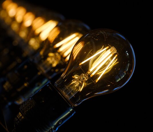 Efeito da pandemia: conta de luz vai subir 14,5% em média neste ano, diz consultoria