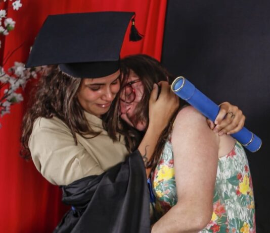Jovem veste uniforme de faxineira da mãe durante formatura: “uma história de milhões de brasileiros”