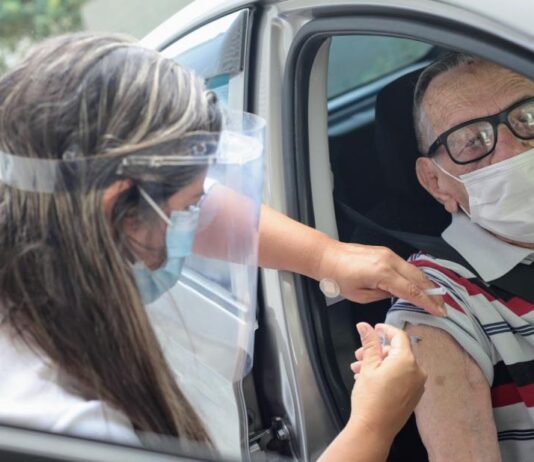 Vacinas para idosos acima de 90 anos acabam e Santos aguarda chegada de mais doses