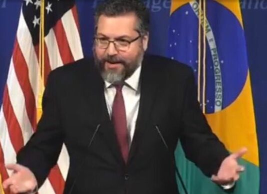 Ernesto Araújo pede demissão do Ministério de Relações Exteriores de Bolsonaro