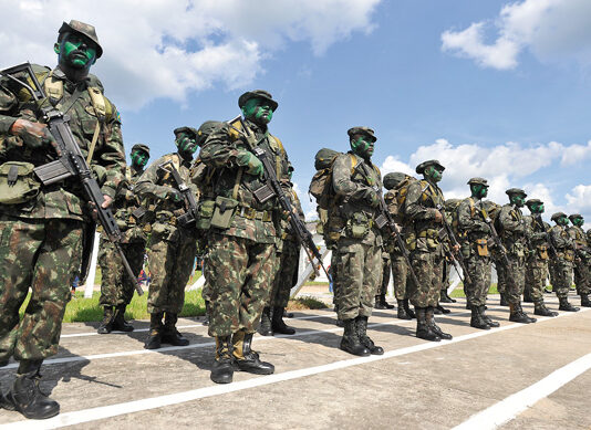 Demissões no Exército, Aeronáutica e Marinha mostram crise de Bolsonaro nas Forças Armadas