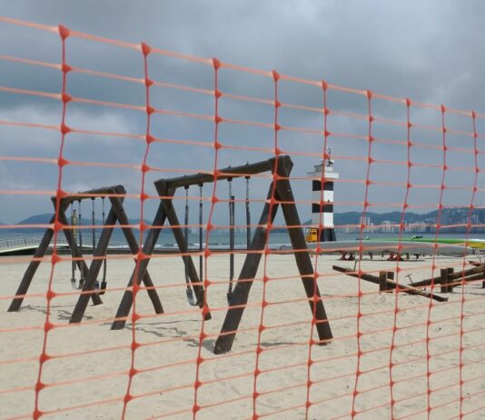 Praias de Santos ficam vazias no primeiro dia de bloqueio contra avanço da pandemia da Covid-19