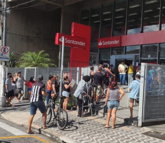 Santander contraria normas do lockdown e impõe trabalho interno na Baixada Santista, denuncia sindicato
