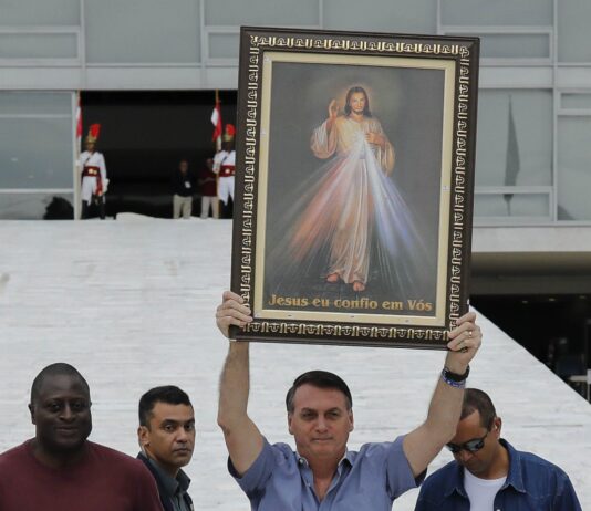 Com 312 mil mortos e brasileiros passando fome, Bolsonaro convoca jejum contra Covid