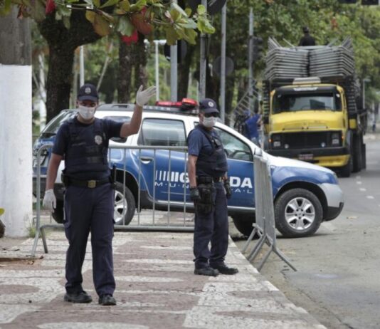Prefeito de Santos manda fechar calçadão da orla da praia e Condesb prepara novas medidas restritivas