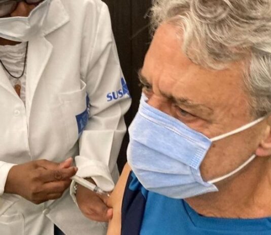 Chico Buarque é imunizado contra a Covid-19 no Rio de Janeiro: “Vacinem-se. Viva o SUS”