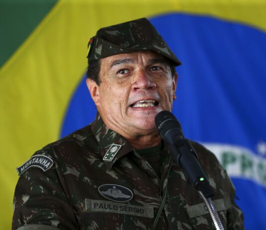 Novo comandante do Exército é general defensor de mais restrições contra a Covid-19