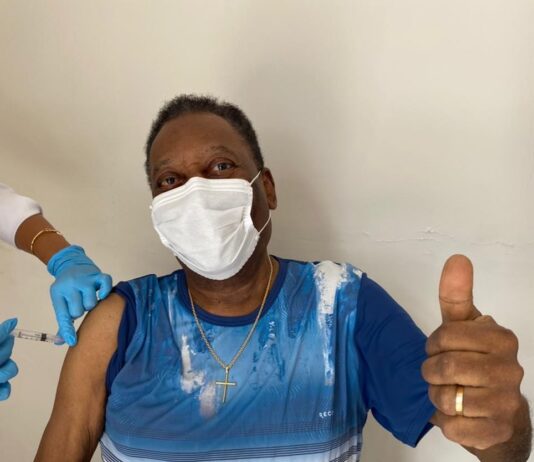 “Hoje foi um dia inesquecível. Eu recebi a vacina”, diz Pelé, após ser imunizado contra Covid