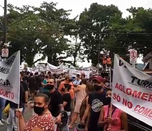 Comerciantes protestam em frente ao prédio do prefeito de Santos, apesar do avanço da pandemia