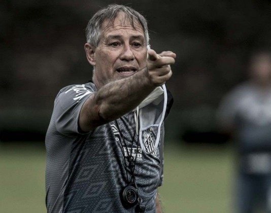 Ariel Holan surpreende torcida e diretoria e pede demissão do Santos FC