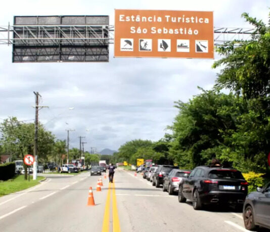Após testar positivo para covid, mulher fura bloqueio em Bertioga, é perseguida e interceptada