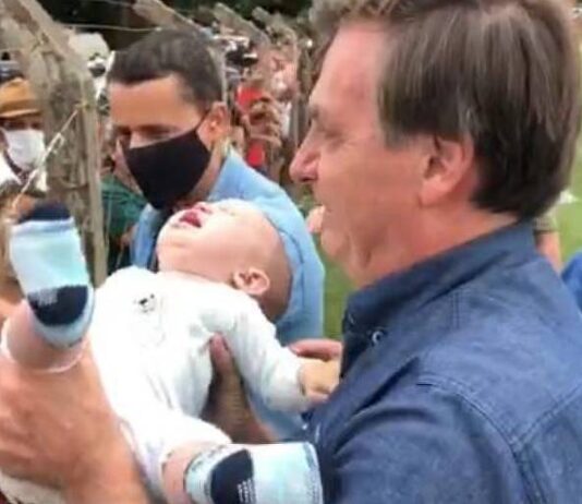 Sem máscara, Bolsonaro aperta a mão de pelo menos 144 pessoas antes de pegar bebê no colo