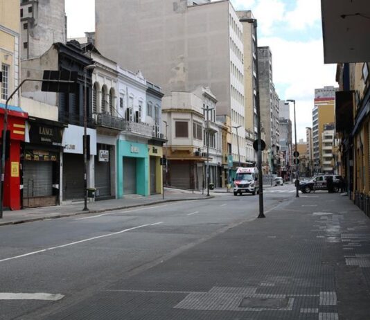 Apesar dos números alarmantes da Covid, SP deixa fase emergencial e volta para vermelha