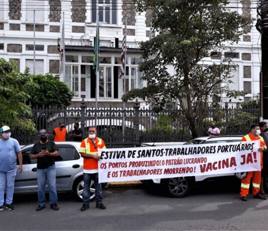 Trabalhadores portuários fazem protesto por vacina e homenageiam mortos pela Covid-19