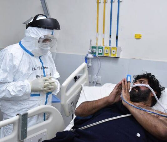“Explosão” de casos de Covid na Índia faz mundo bater recorde em 24 horas: 899 mil infectados
