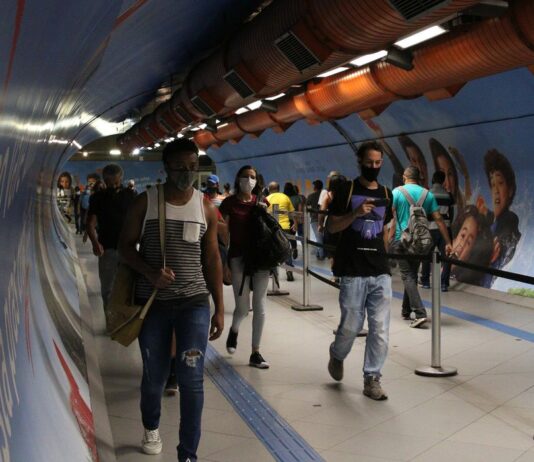 Covid-19 mata mais pobres no Brasil porque não conseguem trabalhar em home office