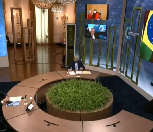 Bolsonaro lê discurso em que diz que Brasil está na “vanguarda” ambiental; Biden havia saído da sala
