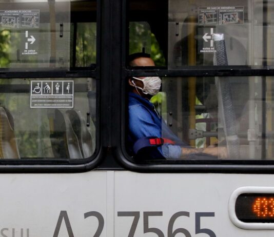 Ritmo lento da vacinação pode desencadear terceira onda de Covid-19 no Brasil, alerta infectologista