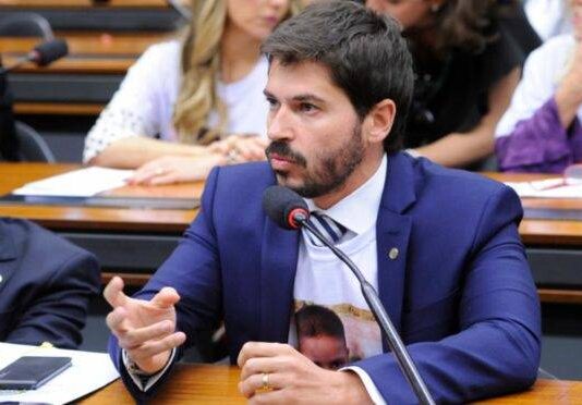 Bozzella acusa Eduardo Bolsonaro de ameaçá-lo de morte; caso acabou na delegacia