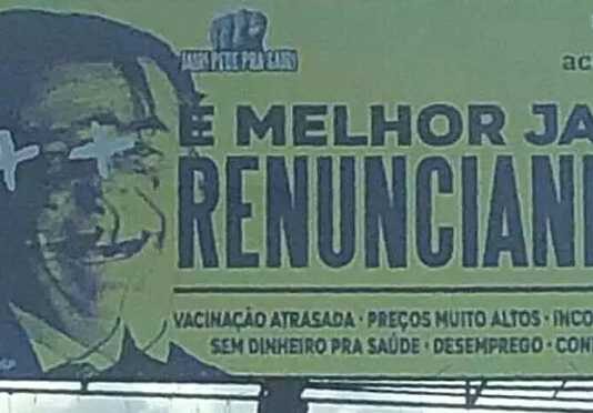 Outdoor em São Vicente critica atuação de Bolsonaro: “É melhor Jair renunciando”