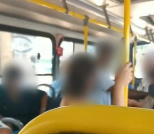 Mulher é presa após chamar homem negro de “macaco” e “da senzala” em ônibus da Praia Grande