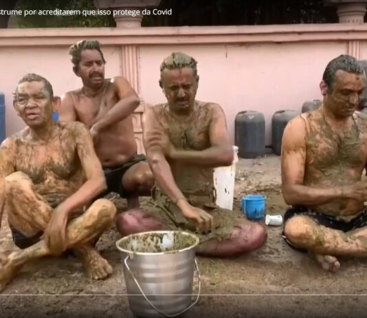 Pessoas tomam banho de esterco na Índia para “fortalecer imunidade” contra a Covid-19