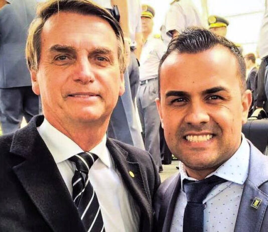 Vereador bolsonarista quer funcionários de escolas com arma de choque e spray de pimenta