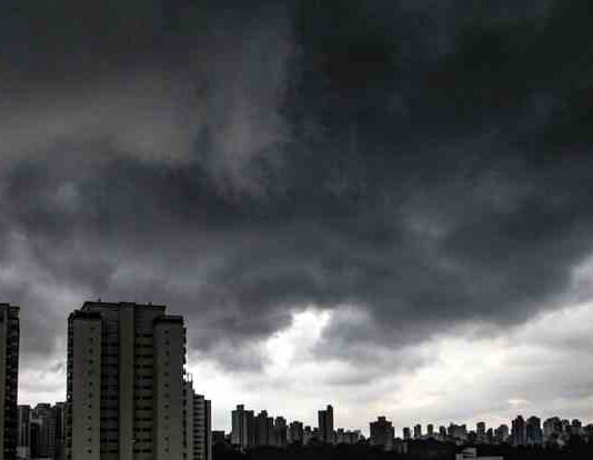 Dia vira noite na manhã deste domingo e chuva de granizo atinge a Baixada Santista