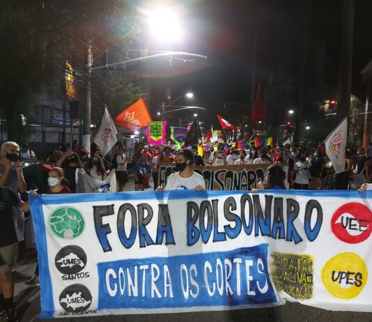Centenas de pessoas vão às ruas em Santos em manifestação contra governo Bolsonaro