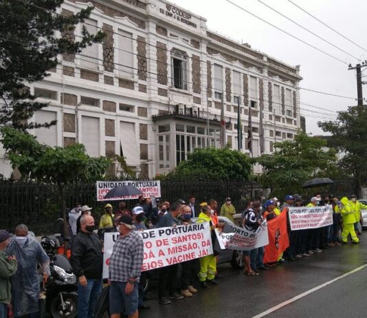 Portuários de Santos fazem protesto pelo direito de receber vacina contra Covid-19