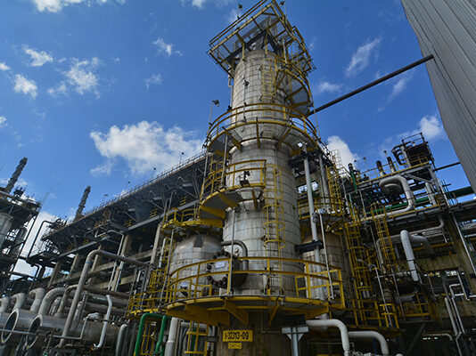 Redução de trabalhadores põe em risco produção de petróleo em refinaria de Cubatão, diz sindicato