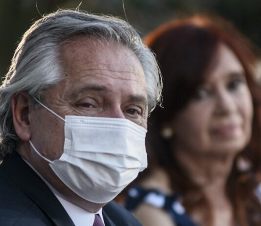 Argentina tem recorde no número de mortos pela Covid e Alberto Fernández estende restrições