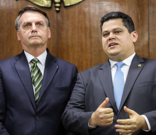 Bolsonaro cria orçamento secreto e sem licitação para comprar apoio de deputados