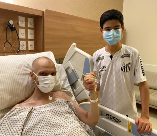 Tomás quis que o pai, Bruno Covas, fosse enterrado em Santos, cidade do time que compartilhavam