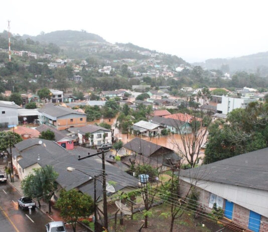 Homem armado invade creche e deixa duas crianças mortas em cidade de Santa Catarina