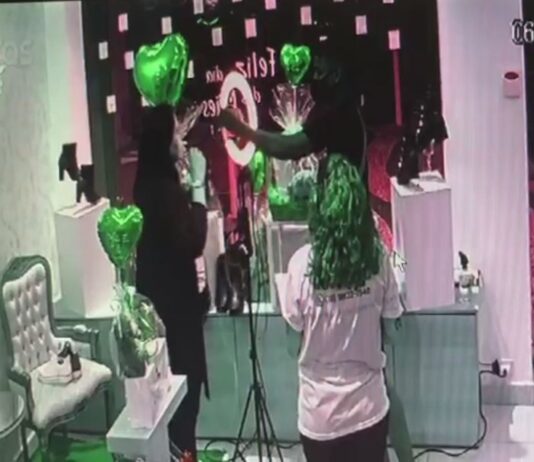Empresária é assaltada enquanto fazia live em loja de sapatos no Gonzaga, em Santos