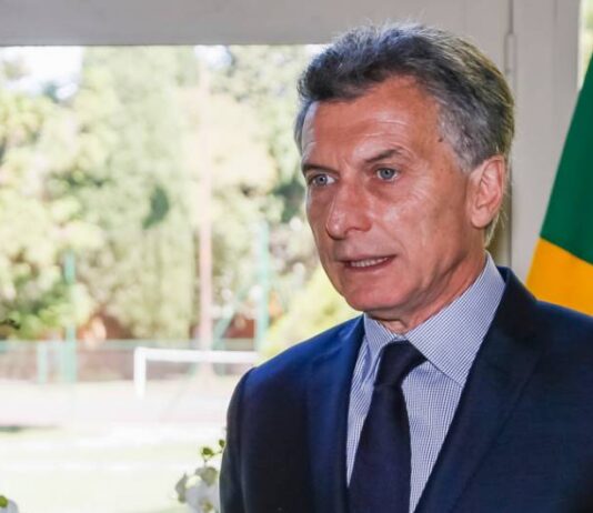 Macri disse que só tomaria vacina depois do último argentino em risco, mas foi a Miami e tomou
