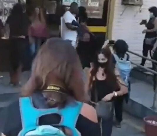 Policial armado com fuzil atira em mulheres que protestavam contra o feminicídio; veja vídeo