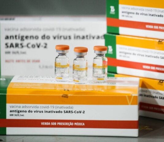 Diretor do Butantan diz que, sem insumos, produção da CoronaVac acaba nesta semana