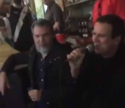 “Errei e me desculpo”, declara Eduardo Paes depois de cantar em roda de samba sem máscara